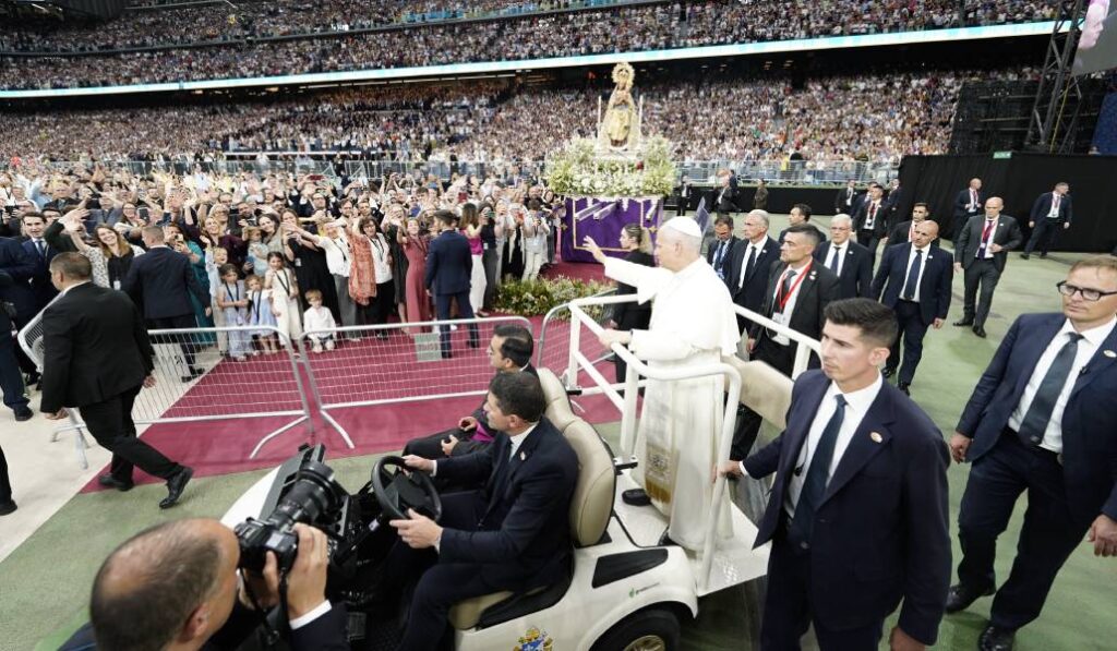 León XIV en el papamóvil del Bernabéu. Foto: A, Pérez Meca / Europa Press.