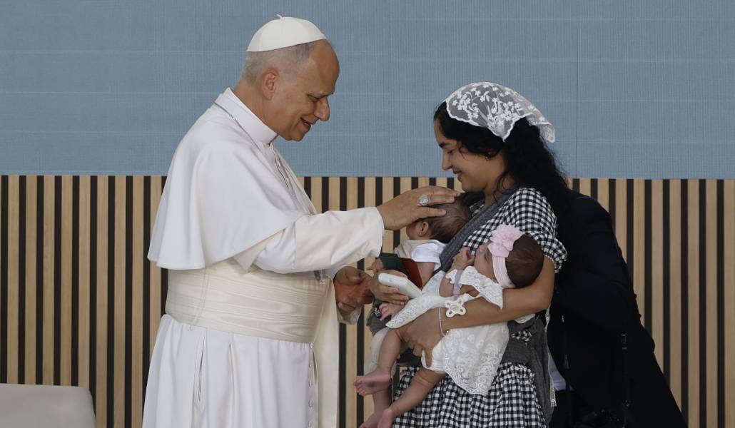 El Papa con una mujer cubana en el Cedia