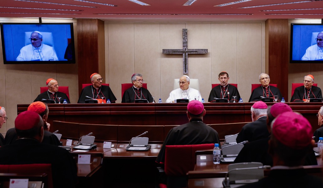 Un momento del discurso del Papa, rodeado del cardenal Omella, Luis Argüello y el cardenal Cobo. Foto: EFE / J. J. Guillén.