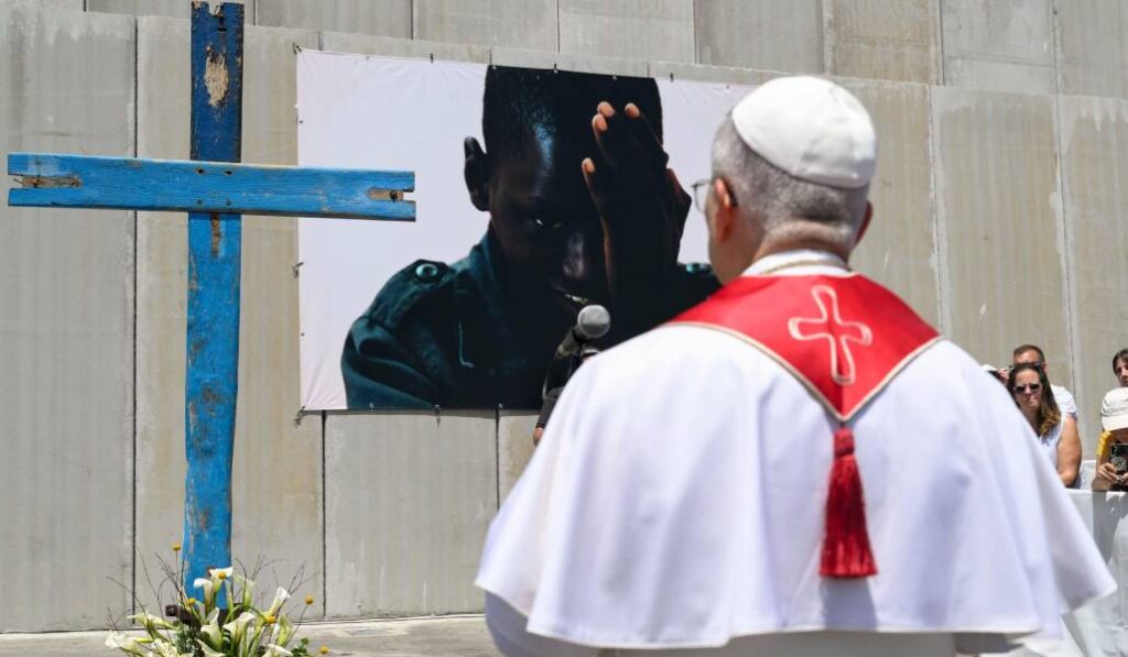 El Papa reza ante la Cruz del Encuentro. Foto: Conelpapa.es.