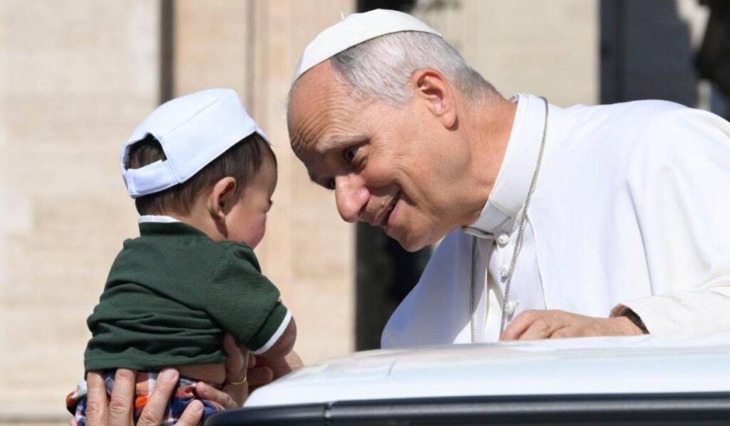 El Santo Padre bendice a un niño durante su recorrido por la plaza de San Pedro. Foto: Vatican Media.