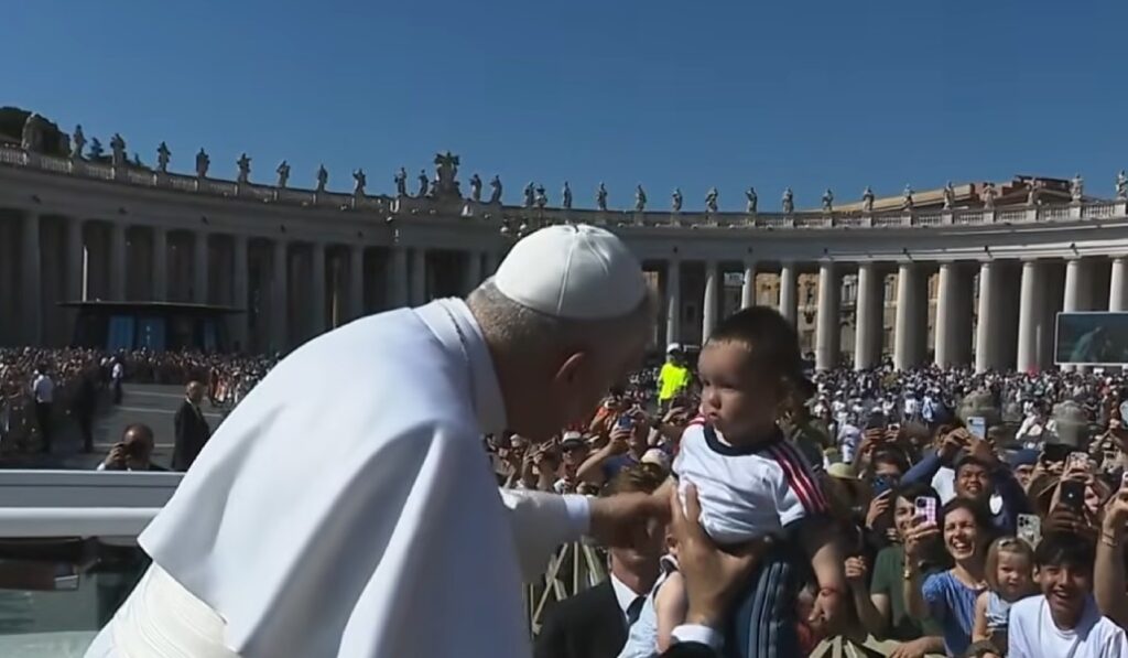 El Papa bendice un niño durante su recorrido por la plaza de San Pedro. Foto: YouTube Vatican Media.