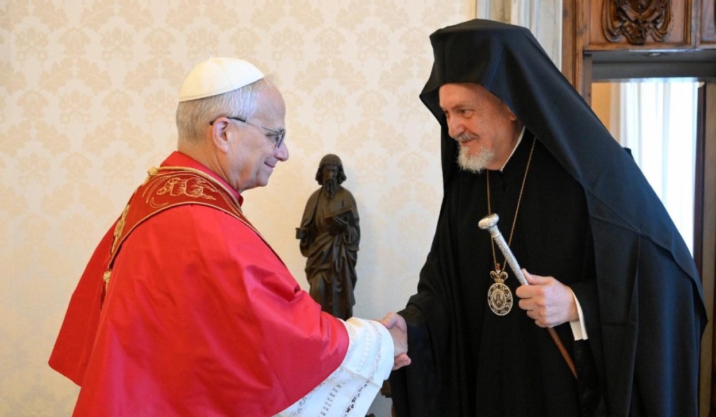 El Papa León XIV y Emmanuel Adamakis, metropolitano de Calcedonia. Foto: Vatican News.