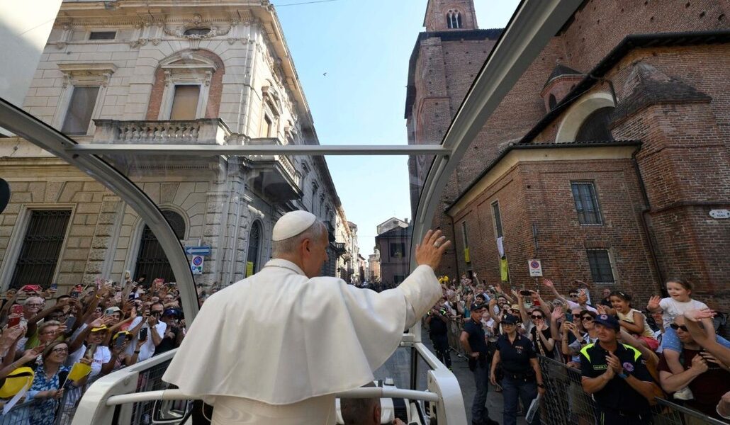 El Papa por las calles de Pavía. Foto: Vatican Media.