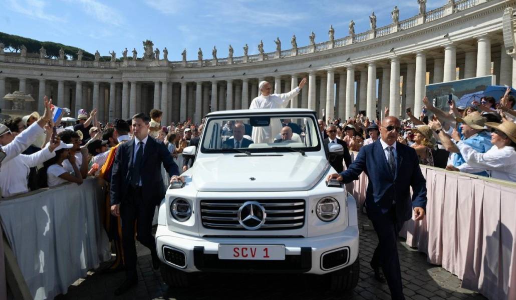 León XIV en su recorrido entre los fieles. Foto: Vatican Media.
