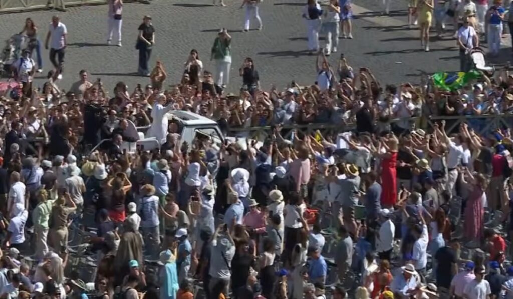 León XIV saluda a los fieles antes de la audiencia. Foto: YouTube Vatican Media.