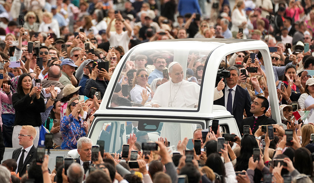 El Papa León XIV en el papamóvil antes de una audiencia.