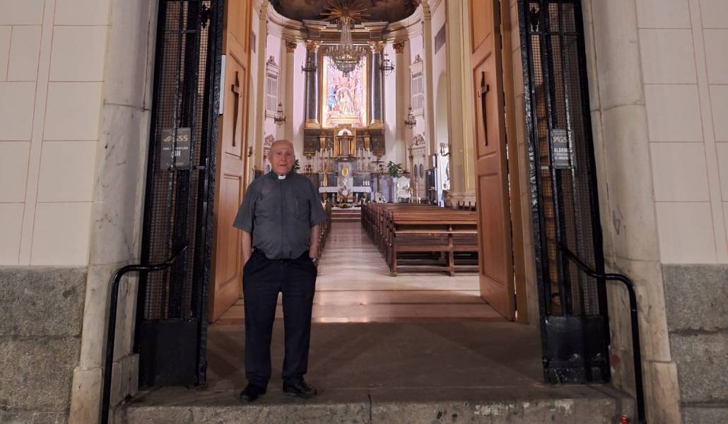 El párroco, en su puesto de evangelización. Foto: Parroquia San Ildefonso.