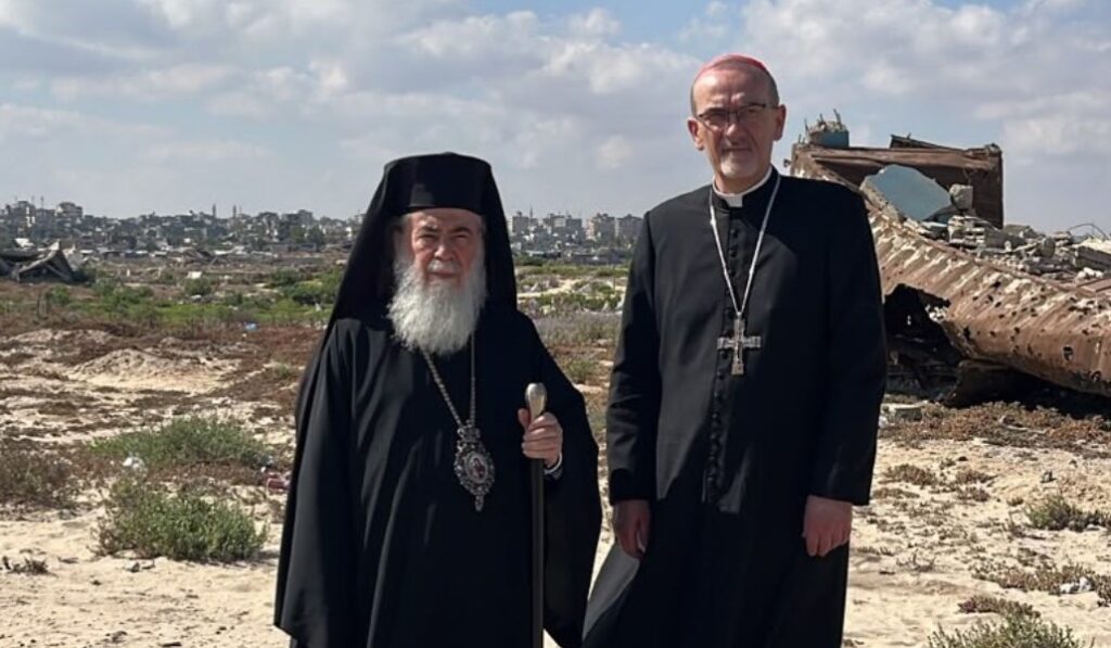 Teófilo III y el cardenal Pizzaballa a las afueras de Gaza. Foto: PLJ.