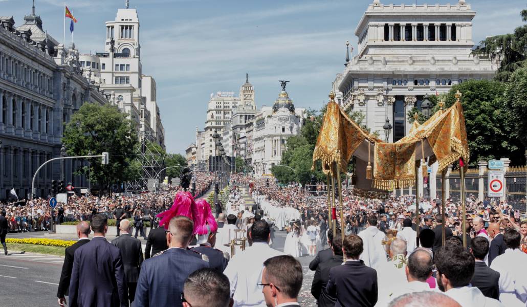 El Papa bajo palio con la custodia