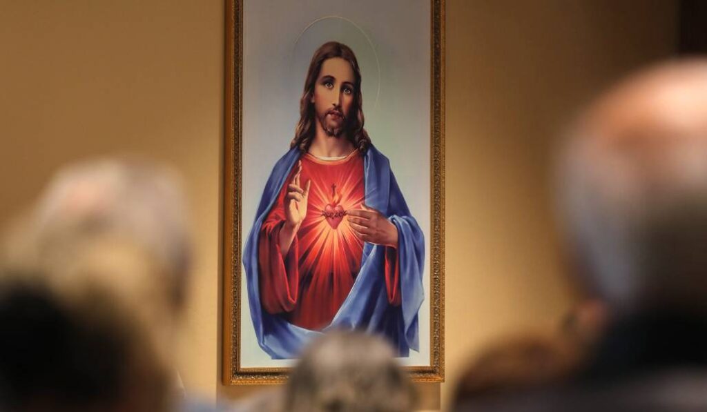 «El sacerdote sabe encontrar paz en el costado abierto del Señor Jesús», dice el Papa. Foto: CNS.