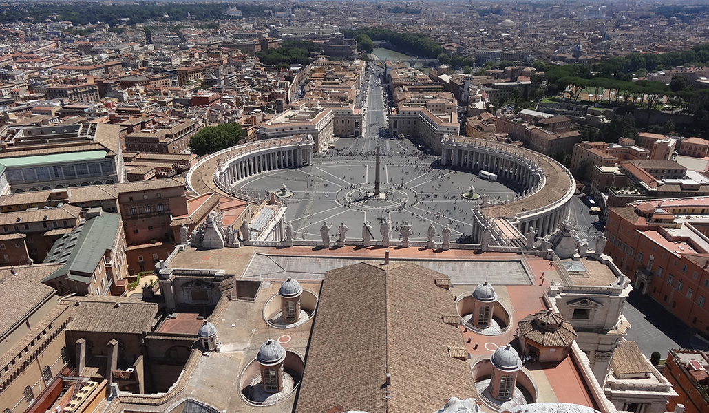 Vista a algunos de los dicasterios vaticanos y embajadas desde la plaza de San Pedro.