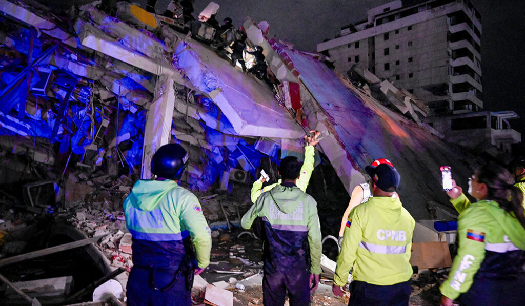 Equipos de emergencia en un edificio dañado en La Guaira, Venezuela, el 24 de junio de 2026, tras los terremotos de magnitud 7,2 y 7,5 que sacudieron el país.
