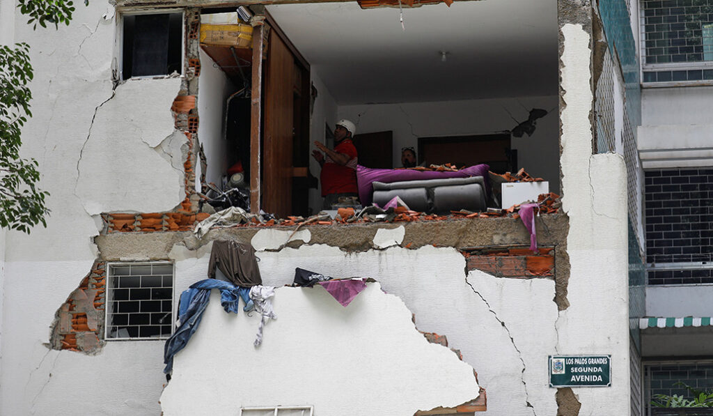 Personas inspeccionan los daños en un edificio de apartamentos en Caracas, Venezuela, el 25 de junio de 2026, tras los terremotos de magnitud 7,2 y 7,5 que sacudieron el país el 24 de junio.