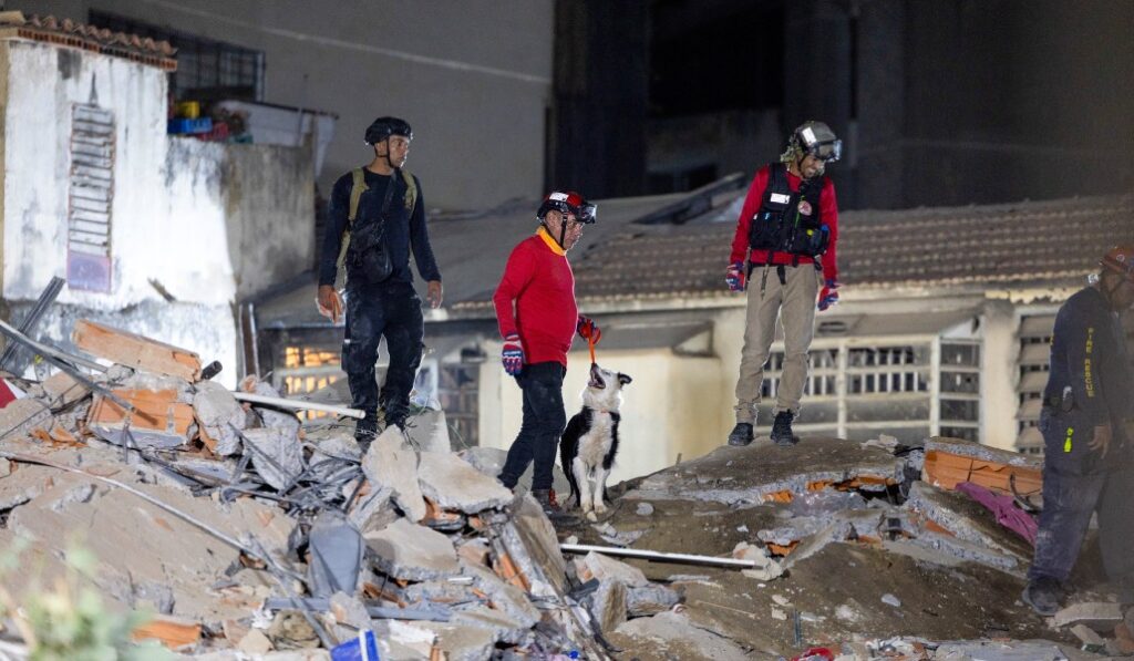Equipos de rescate entre los escombros en Caracas. Foto: EFE / Rayner Peña R