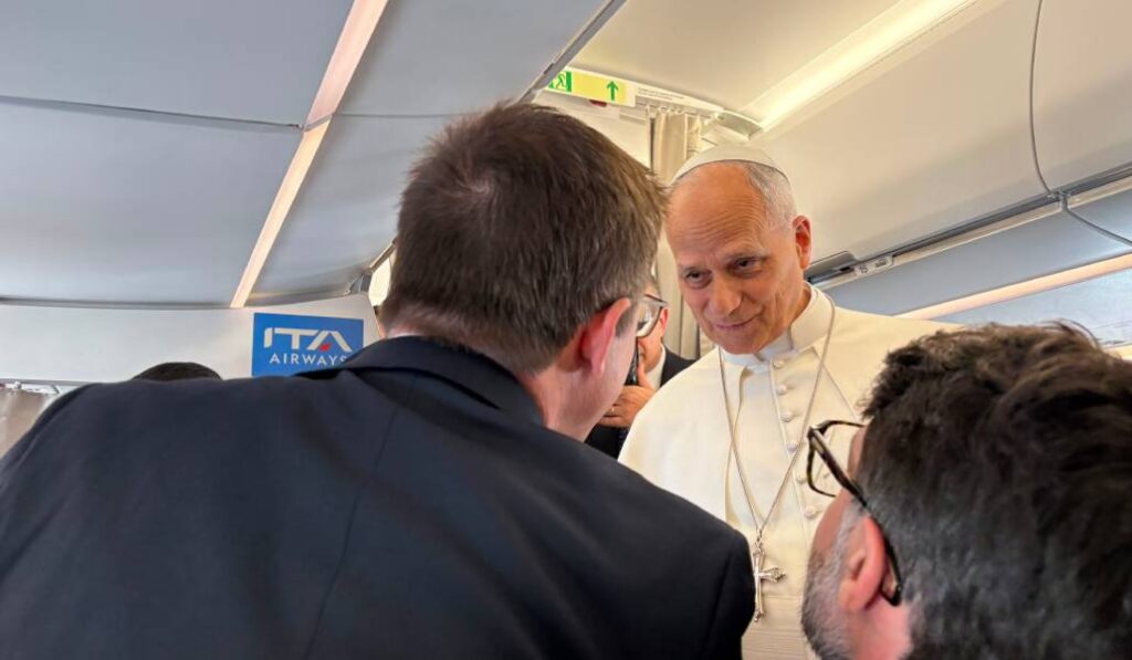 José Calderero saluda al Santo Padre a bordo del avión. 
