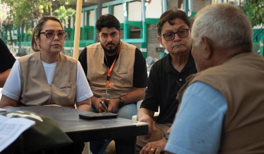 Prada (izquierda) estos días preparando la respuesta de World Visión al terremoto. Foto cedida por Maribel Prada.