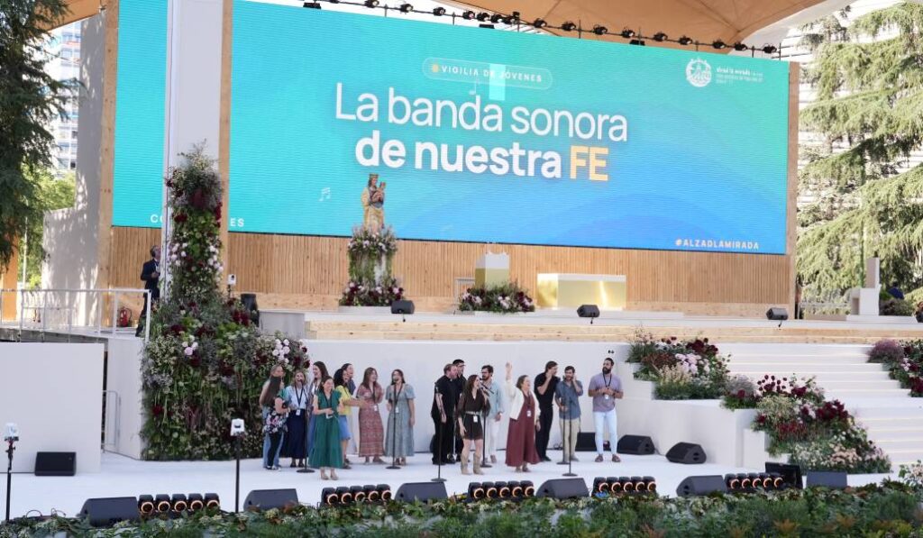 Una de las actuaciones musicales de la vigilia. Foto: Marcos Nogales.