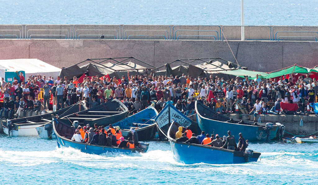 Llegada al muelle de dos pateras en noviembre de 2020, cuando ya albergaba a más de 2.000 personas.