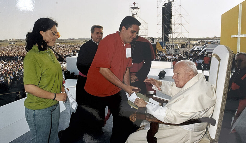 José Luengo saludó a Juan Pablo II el 3 de mayo de 2003.