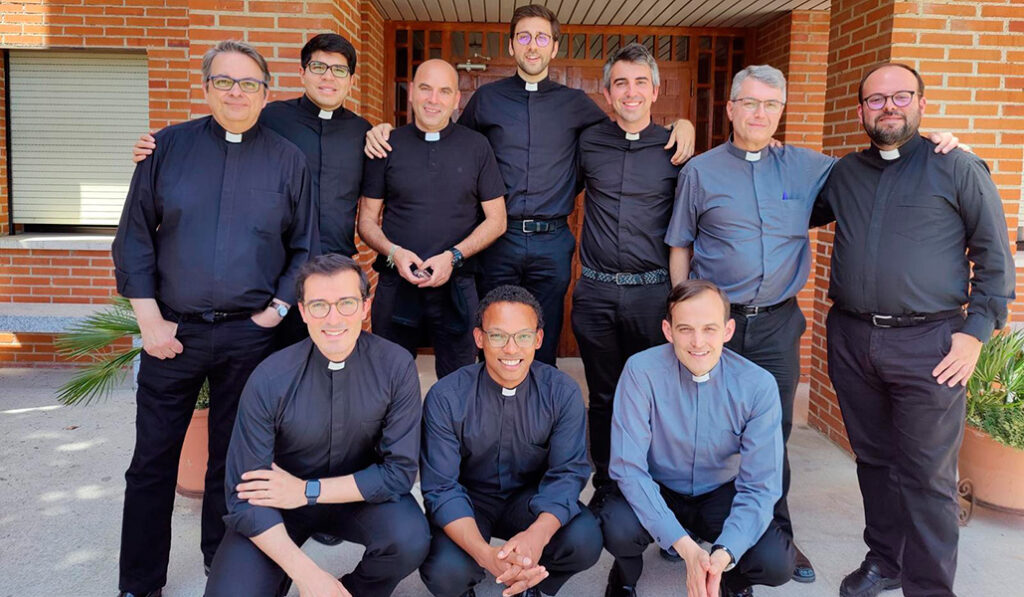 El dominicano con compañeros sacerdotes.
