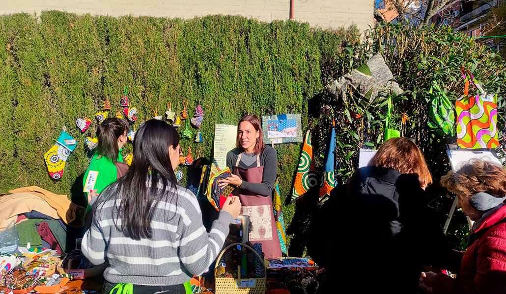 Fieles de Nuestra Señora de Guadalupe en su tradicional mercadillo solidario.