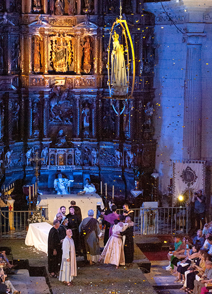 Momento en que la Virgen es asunta al Cielo.