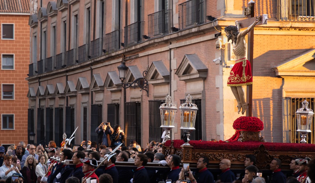 El Cristo de los Alabarderos a su paso por el centro de la capital. Foto: Barcex.