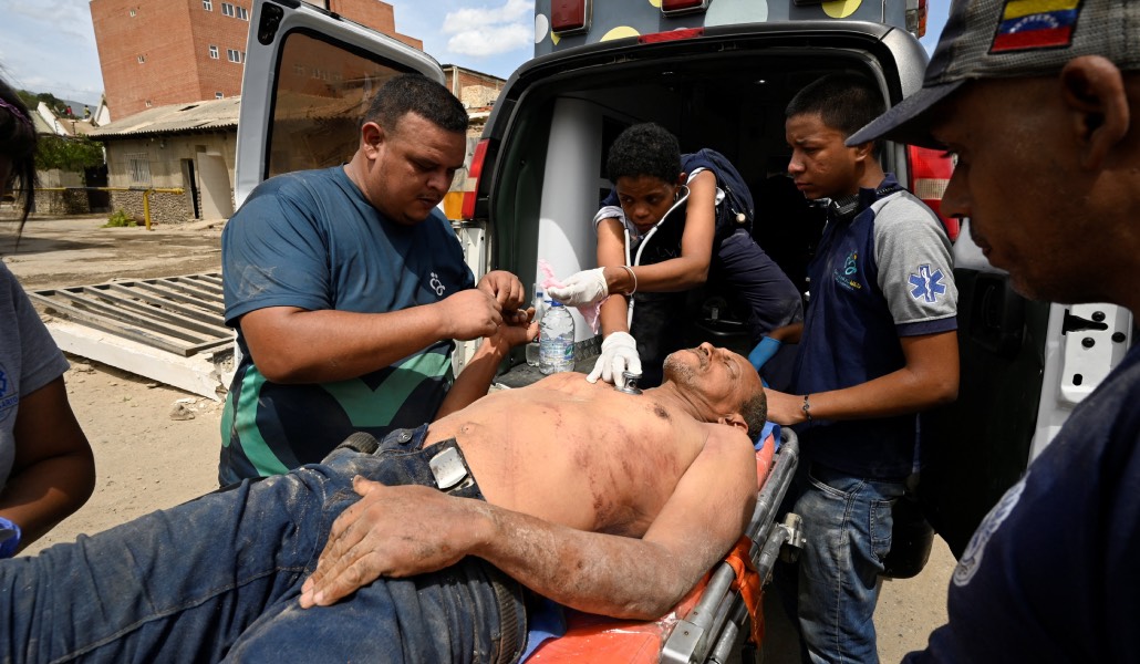 Uno de los miles de afectados por el terremoto recibe asistencia médica de urgencia. Foto: CNS.