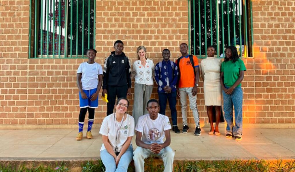 La hermana Ángela, con otros miembros de la escuela. Foto: Manos Unidas.