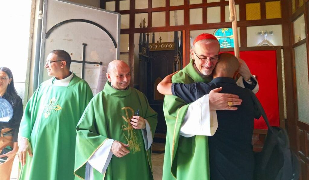 El patriarca latino de Jerusalén, cardenal Pizzaballa, visitó la parroquia en los días siguientes. Foto: OSV News / Parroquia Sagrada Familia.
