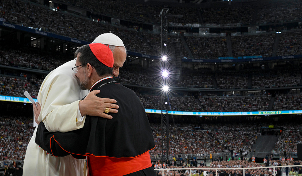 El Papa y el cardenal José Cobo al concluir el encuentro con la Iglesia de Madrid en el estadio Santiago Bernabéu. Foto: EFE/EPA/Vatican Media