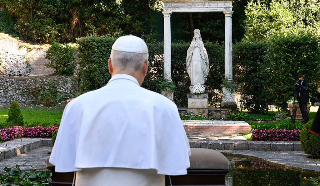 El Papa León XIV asiste a la inauguración del Centro de Formación Avanzada Borgo Laudato Si' en la residencia papal de verano de Castel Gandolfo.