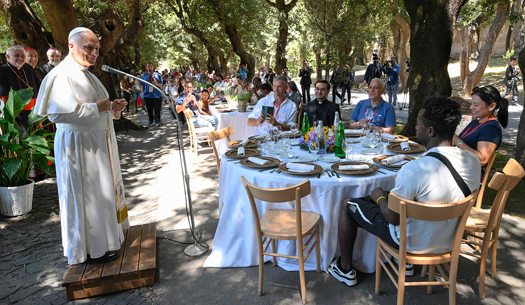 Un momento de la comida fraterna del Papa en los jardines de las Villas Pontificias de Castel Gandolfo.