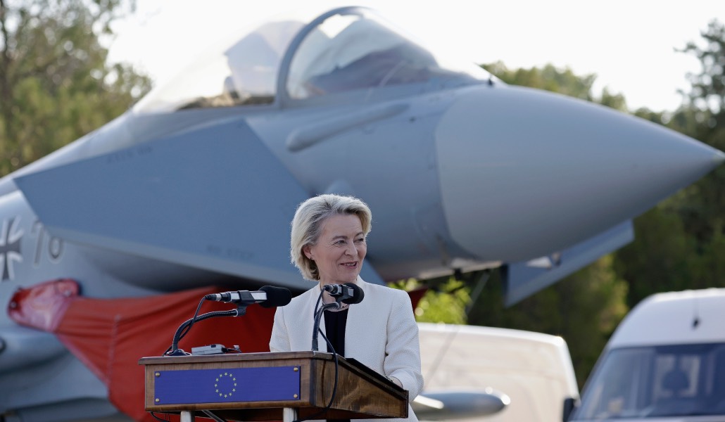 La presidenta de la Comisión Europea, Ursula von der Leyen, delante de un Eurofighter en Rumanía en septiembre pasado. Foto: EFE / EPA / Robert Ghement.
