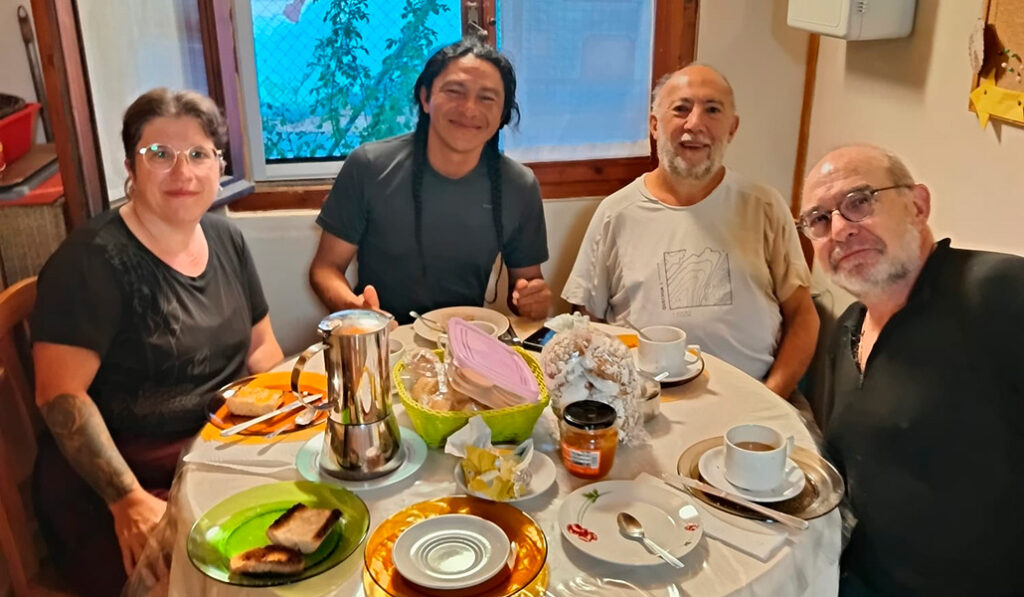 Desayuno común en el albergue de Puente Duero.