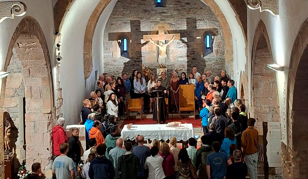 Momento de oración en el santuario de O Cebreiro.