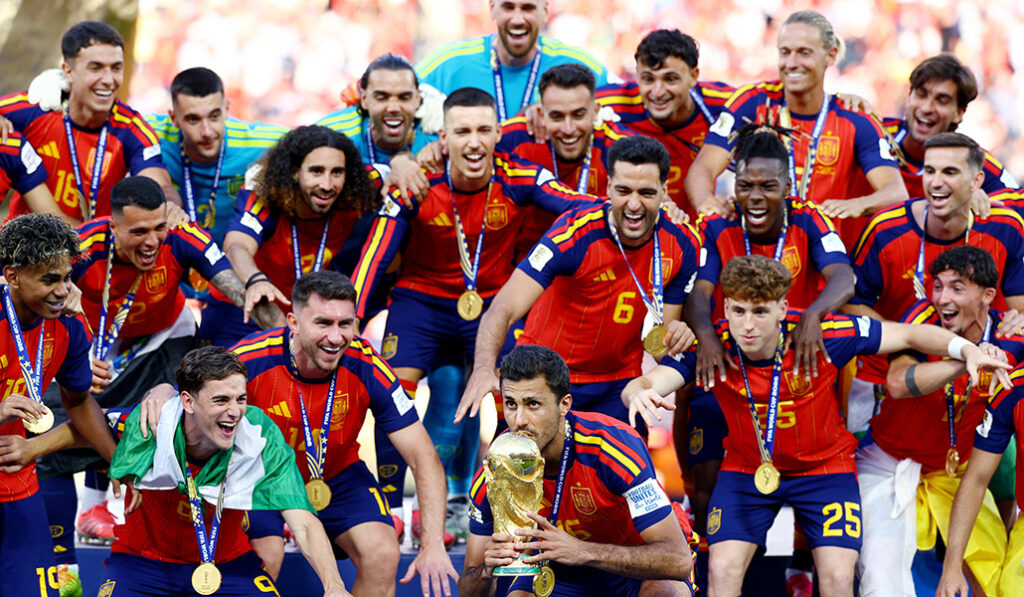 Rodri levanta el trofeo junto a sus compañeros tras ganar la Copa del Mundo.
