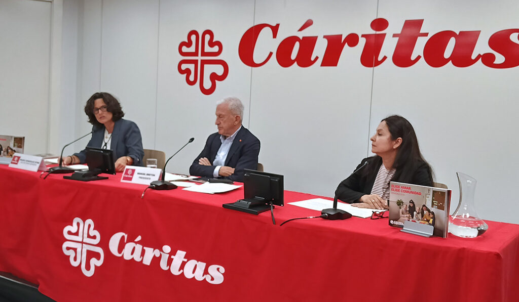 González, Bretón y Laura Daniele durante la presentación de la memoria.