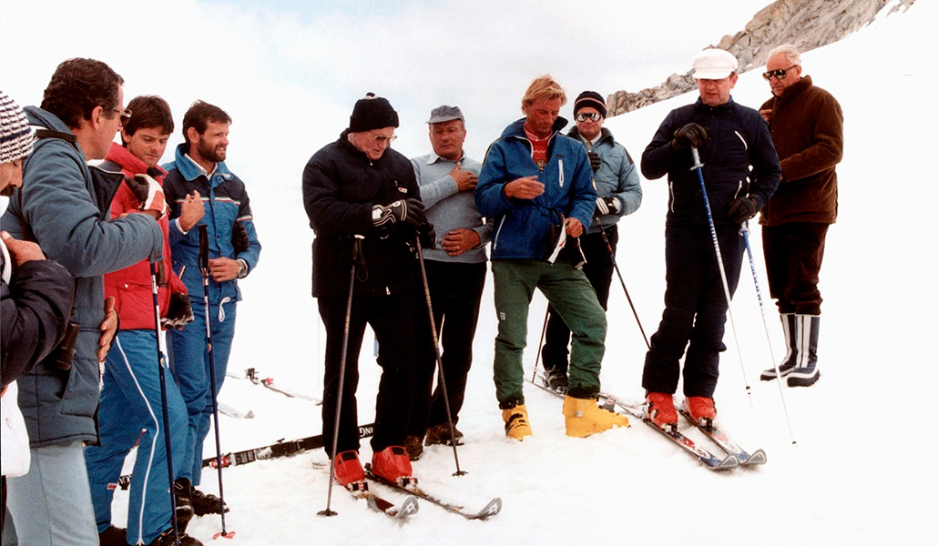 El Papa Juan Pablo II esquiando en los Alpes italianos en 1984, vistiendo una chaqueta de esquí negra y un gorro a juego.