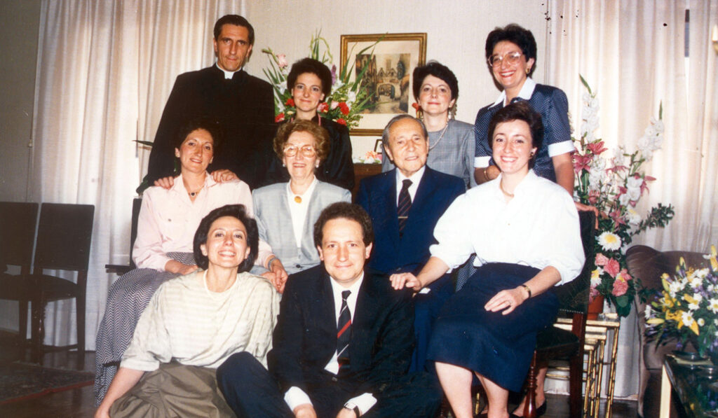 La familia Alvira Domínguez (en primera fila, en el centro, su hijo Rafael).