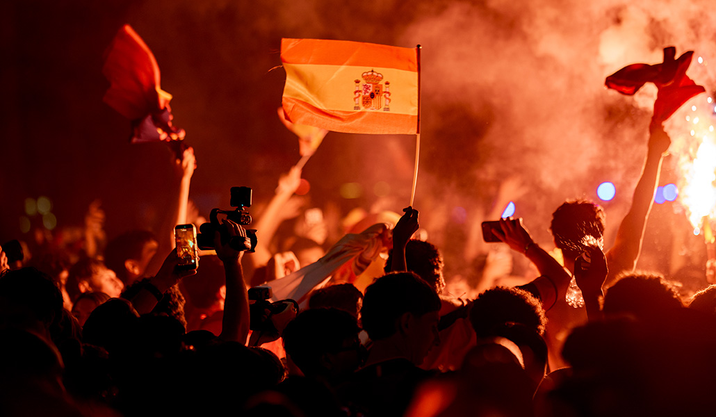 Aficionados españoles celebran la victoria de la selección en la final del Mundial de fútbol 2026.