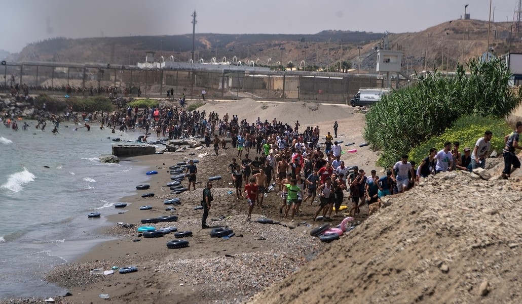 Miles de personas han llegado a nado sorteando el espigón del Tarajal. Foto: AP Photo/Antonio Sempere