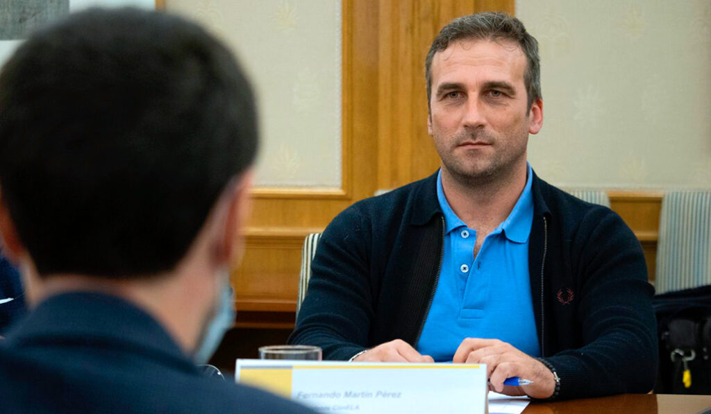 Martín en una de las reuniones con el ministro de Derechos Sociales.