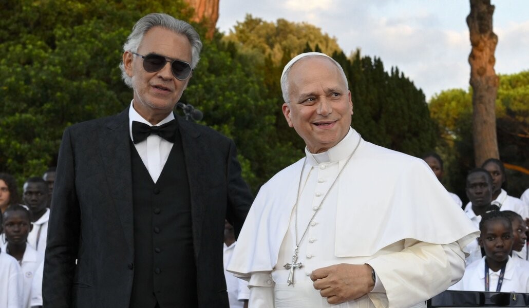 Andrea Bocelli cantó acompañado por 164 niños becados por su fundación. Foto: OSV News photo/Simone Risoluti, Vatican Media