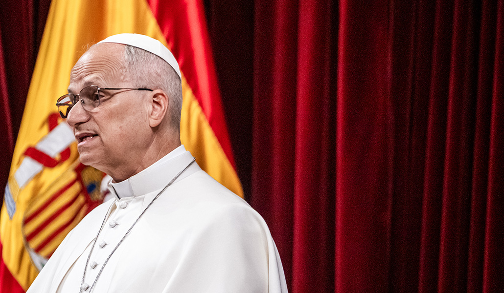 El Papa habla con la bandera de España a sus espaldas.