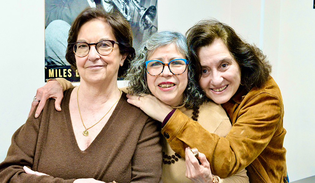 De izquierda a derecha Esperanza, Lili y Paloma, integrantes del Coro Afínate.