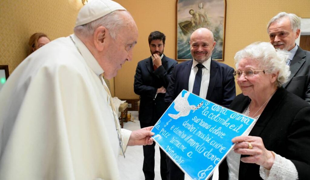 La hermana de Hamel con el Papa Francisco. Foto: OSV News / Vatican Media.