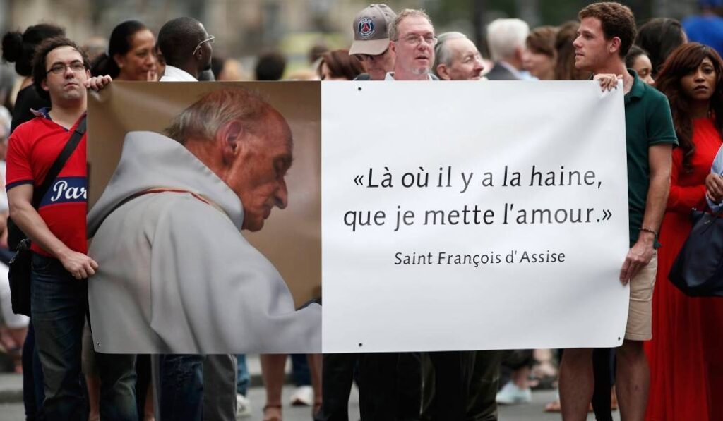 Concentración por el asesinato de Hamel tras una Misa por él en Notre Dame de París al día siguiente de su asesinato. Foto: OSV News / Reuters / Benoit Tessier.