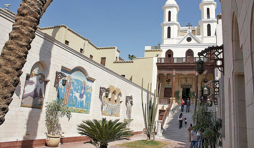 Iglesia Colgante, en el Viejo Cairo. Ya existían referencias de ella en el siglo III.